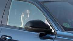 En el entorno de la Casa Real, cada gesto y cada movimiento adquiere un valor simbólico, y el almuerzo privado celebrado este sábado en el palacio de El Pardo, con motivo de los 50 años de la Monarquía, no fue la excepción. La reunión, concebida como un encuentro discreto y familiar, estuvo cargada de interpretaciones y lecturas internas. Incluso la forma en que los invitados fueron llegando al recinto permitió observar el clima que atraviesa actualmente la familia Borbón y Grecia. Mientras el Rey emérito, Juan Carlos I, ha expresado recientemente su malestar y desacuerdo a través de unas memorias que han generado comentarios y expectación pública, el resto de los miembros de la familia optó por mantener una postura de silencio, contención y aparente normalidad institucional.Juan Carlos I aterrizó en Madrid poco después de las once y media de la mañana, procedente de Abu Dabi, en un vuelo que ya había despertado interés mediático. Apenas una hora y cuarenta minutos más tarde, se convirtió en uno de los primeros en cruzar la puerta lateral del palacio. Lo hizo sentado en el asiento del copiloto de un vehículo y sin la compañía de ningún familiar. Su llegada en solitario al Pardo fue interpretada como un detalle significativo dentro del contexto y del delicado equilibrio que atraviesa la familia real.