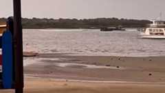 El narcotráfico continúa marcando el pulso cotidiano en el Estrecho de Gibraltar y en las provincias de Cádiz y Huelva, donde tanto las nuevas macroestructuras criminales como las históricas familias de la droga han intensificado sus métodos y su presencia. Cuando el temporal arrecia, las narcolanchas vuelven a buscar abrigo en los puertos, pese a que fue precisamente en el de Barbate donde dos guardias civiles perdieron la vida en febrero de 2024 tras ser arrollados por una embarcación dedicada al contrabando. La semana pasada, los grupos vinculados al tráfico regresaron de nuevo al puerto barbateño debido al mal tiempo.Un agente destinado en la lucha antidroga asegura que recibieron órdenes de cerrar accesos y evitar grabaciones o fotografías. En otra playa de Cádiz, dos narcolanchas alcanzaron casi la orilla sin que la Guardia Civil pudiera interceptarlas. "Patrullamos con zodiacs porque las patrulleras están averiadas y nadie las repara. El abandono aumenta", lamenta.A este escenario se suman episodios recientes: agentes asesinados, un policía nacional herido de bala al intentar acceder a una guardería de droga en Sevilla, armamento pesado entre narcos, secuestros y torturas entre bandas. En medio de esta escalada, Interior ha reducido la presencia del GAR, unidad especializada que hasta octubre actuaba de forma continuada y que ahora aparece solo de manera esporádica, dejando semanas enteras sin apoyo en la zona.