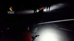 La Guardia Civil de Huesca ha recuperado el cuerpo sin vida de un montañero madrileño de 53 años, desaparecido en el Pirineo aragonés. El hombre fue localizado después de que su familia alertara a las autoridades el sábado por la tarde, al perder completamente el contacto con él durante su ruta de alta montaña. La única pista con la que se contaba para iniciar la búsqueda era su vehículo, que había quedado estacionado en las inmediaciones del albergue de Villanúa, uno de los puntos de partida más habituales para realizar excursiones por el Pirineo.Tras activarse el operativo de rescate, diferentes unidades especializadas de la Guardia Civil —incluidos equipos de montaña y helicópteros— rastrearon la zona, caracterizada por su difícil orografía y por las complicadas condiciones meteorológicas de esta época del año. Finalmente, los agentes localizaron al montañero sin vida, confirmando así el peor de los pronósticos.Este suceso vuelve a poner de manifiesto la importancia de extremar las precauciones al practicar senderismo o actividades de montaña, especialmente en áreas del Pirineo aragonés donde la climatología puede variar de forma brusca. También se recomienda informar siempre del itinerario previsto y mantener dispositivos de comunicación operativos para facilitar cualquier posible rescate.