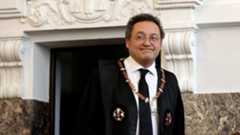 El fiscal general del Estado, Álvaro García Ortiz, presentó este lunes su dimisión al Gobierno, cumpliendo un desenlace esperado tras la condena emitida por el Tribunal Supremo el pasado jueves. La sentencia condenó a García Ortiz a dos años de inhabilitación especial para el cargo de fiscal general, además de una multa de 7.200 euros. La razón específica de la condena fue la revelación de datos reservados pertenecientes al empresario Alberto González Amador, quien es pareja de Isabel Díaz Ayuso.