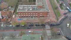 La Policía Nacional desalojó este lunes el antiguo hotel NH, ubicado en la calle Toledo de Parla, en un operativo que culminó con tres detenciones, pero sin incidentes mayores. El edificio había sido tomado por sorpresa durante la madrugada por unas 80 personas, incluyendo adultos y niños, quienes procedían de otro hotel ocupado en Madrid capital.El motivo alegado por los ocupantes, descritos como 80 familias de inmigrantes, para elegir el edificio vacío fue que "hace mucho frío".A pesar de que el desalojo se ejecutó con un amplio despliegue policial (más de 15 furgones), la operación ha generado una profunda inquietud entre los residentes del barrio de Leguario. La preocupación se disparó cuando algunos vecinos escucharon a los desalojados gritar consignas haciendo alusión a que pronto volverían en unos días "en masa" y lograrían "reokupar el edificio".Los vecinos del municipio han expresado su temor ante la posible retirada de la vigilancia, citando la existencia de otros campamentos ilegales y centros de menores en la zona. Algunos residentes sospechan que la llegada "tantísima gente de un día para otro" podría ser un movimiento "organizado".Eva María, una residente, apuntó que "Esta situación genera una gran preocupación entre los vecinos del barrio de Leguario. Creemos fundamental que el Ayuntamiento mantenga la vigilancia y las medidas necesarias para evitar que un problema de esta magnitud vuelva a repetirse". Otros vecinos recalcaron el miedo: "Tenemos miedo porque es que no hay presencia policial ni en las calles ni en ningún sitio," ante la posibilidad de que los ocupantes regresen al hotel que se encuentra en proceso de reforma