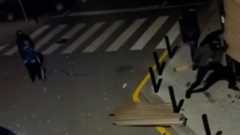 Los residentes de Fuente el Saz de Madrid vivieron momentos de máxima tensión la madrugada del pasado sábado al intentar impedir un asalto a una joyería mediante el método del alunizaje. El robo, frustrado por la intervención vecinal, ha desatado una ola de preocupación y denuncias por la falta de seguridad en el municipio.Los asaltantes utilizaron un vehículo para arrancar de cuajo la persiana de seguridad del establecimiento, golpeando después la puerta con un pico y una maza. Según los testigos, los delincuentes actuaron "con total tranquilidad, sin prisa y sin pudor", ya que, al parecer, conocían los turnos y actuaron justo cuando no había patrullas de la Policía Local en la zona.Alertados por el ruido, varios vecinos comenzaron a grabar y a enfrentarse verbalmente a los ladrones. En una de las grabaciones se escucha el grito de un residente: "Iros de aquí, gentuza". Aunque su intervención logró frustrar el hurto, fueron agredidos física y verbalmente, e incluso los delincuentes lanzaron piedras hacia las viviendas.Tras el incidente, el ambiente en Fuente el Saz es de hermetismo y preocupación, pues los residentes temen posibles represalias y lamentan la falta de presencia policial. Aseguran que, cuando los agentes terminan sus turnos, el pueblo queda "como una ciudad sin ley".Las autoridades investigan los hechos, especialmente tras confirmarse que estos mismos delincuentes se desplazaron horas después a Coslada, donde lograron desvalijar otra joyería utilizando el mismo método.