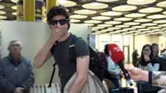 Javier Calvo reapareció este lunes en el aeropuerto, donde atendió a la prensa para aclarar los numerosos rumores surgidos tras su separación de Javier Ambrosi, con quien mantiene un vínculo personal y profesional desde hace más de una década. El creador de La Mesías aseguró que se encuentra "muy bien" y afrontando el proceso "poco a poco", acompañado por su amiga y artista Yenesi.Calvo desmintió las informaciones que apuntaban a la puesta en venta de la casa que compartía con Ambrosi: "Esa noticia es mentira, aún no está en venta". También negó cualquier relación sentimental con Álvaro Lafuente, Guitarricadelafuente: "Lo de Álvaro es mentira. Somos amigos él, su novio y yo; nos queremos muchísimo".El director subrayó que la relación con Ambrosi sigue siendo excelente: "Somos mejores amigos. Lo éramos antes de ser pareja y lo seguimos siendo. Es la persona más importante de mi vida". Además, aseguró que podrán verse juntos en Navidad, igual que siempre, dentro de su grupo de amigos.Pese a la ruptura, Calvo afirmó estar "abierto al amor", descartando un parón emocional tras más de diez años de relación. "Por supuesto que estoy abierto al amor", concluyó, transmitiendo tranquilidad y buen ánimo.