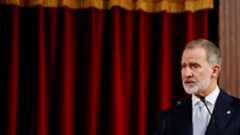 El rey Felipe VI ha presidido en la Universidad de Valencia el acto oficial de apertura del curso académico 2025/2026 de las Universidades Españolas, acompañado por la rectora Mavi Mestre y la ministra de Universidades, Diana Morant. Es la primera vez que la institución valenciana acoge este evento nacional, coincidiendo con la celebración de su 525 aniversario. La ceremonia estaba prevista para el 30 de septiembre, pero se pospuso por una alerta meteorológica. El presidente en funciones de la Generalitat Valenciana, Carlos Mazón, no asistió al acto.Durante su intervención, Felipe VI recordó a las víctimas de la DANA y elogió el proyecto universitario "Salvem les fotos", impulsado por las universidades valencianas para restaurar fotografías dañadas por el lodo. El monarca destacó también el impacto del programa Erasmus en la construcción de la ciudadanía europea.Felipe VI subrayó el papel esencial de las universidades frente a "la radicalidad y el fanatismo", defendiendo su función como garantes del pensamiento crítico en un contexto marcado por la desinformación. En este sentido, advirtió sobre los riesgos de unas redes sociales que, dijo, pueden convertirse en "enemigas de la realidad".Con esta solemne ceremonia, el Rey dio el pistoletazo de salida oficial al nuevo curso universitario en toda España.