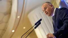 El Partido Popular (PP) ha acogido con una profunda "cautela" la propuesta del Gobierno de Pedro Sánchez para nombrar a Teresa Peramato Martín como la nueva Fiscal General del Estado (FGE). El Consejo de Ministros inició este martes el proceso para designar a Peramato, quien reemplazaría a Álvaro García Ortiz, el cual presentó su renuncia el lunes tras haber sido condenado a dos años de inhabilitación por el Tribunal Supremo (TS).Para el principal partido de la oposición, la controversia no radica en la figura de Peramato, sino en la persona que la propone. El secretario general del PP, Miguel Tellado, enfatizó que la mirada debe estar puesta en el Ejecutivo. "Cautela. Lo importante no es a quién nombra, sino quién la nombra", aseguró Tellado.La preocupación del PP se centra en la supuesta continuidad de la politización de la Fiscalía. Tellado recordó las circunstancias que rodearon la inhabilitación del predecesor. Según el dirigente popular, "Pedro Sánchez nombró a su fiscal general del Estado para delinquir, al anterior, al que ha tenido que dimitir porque el Tribunal Supremo lo ha inhabilitado, no por voluntad propia". Además, Peramato es vista como una apuesta continuista, ya que es una fiscal muy próxima a García Ortiz y a la exministra de Justicia Dolores Delgado, y, al igual que sus antecesores, es miembro y expresidenta de la Unión Progresista de Fiscales (UPF).El número dos de Alberto Núñez Feijóo manifestó que el PP necesita garantías sobre el futuro uso de la institución. "Aquí la clave es saber si Pedro Sánchez ha decidido renunciar a seguir politizando la Fiscalía General del Estado o si, por el contrario, de aquí en adelante va a seguir utilizando esa institución en beneficio propio".Según Tellado, el presidente del Gobierno ha necesitado instrumentalizar las instituciones para su propia defensa judicial. Señaló que la razón por la que Sánchez buscó mantenerse en el cargo tras las elecciones de julio de 2023 "es que Pedro Sánchez ha querido seguir siendo presidente del Gobierno después de perder las elecciones de julio de 2023 porque necesitaba las instituciones del Estado y, especialmente, la Fiscalía General del Estado para defender a su Gobierno, a su partido y a su entorno personal de las causas judiciales que él ya sabía que le perseguían y que le acosaban". Por ello, el PP reitera que el nombramiento de Peramato se recibe "con toda la cautela", insistiendo en que "Lo importante no es a quién nombran, sino el que lo nombra".La situación judicial reciente es, a juicio del PP, una fuente de "bochorno" para España. Tellado calificó de "tremendamente grave" la situación, afirmando que "Yo creo que nadie se podía imaginar ver sentado en el banquillo de los acusados a un fiscal general del Estado y eso ha sucedido en el mandato de Pedro Sánchez, y creo que es tremendamente grave".Además, el PP criticó duramente que el Gobierno y sus socios cuestionen la condena del Supremo. Las declaraciones de la vicepresidenta segunda, Yolanda Díaz, animando a la movilización tras la sentencia, fueron calificadas por Tellado como "de dimisión absoluta, inmediata".