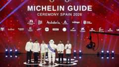 La esperada Gala Michelin 2026 celebrada este martes en el centro Sohrlin de Málaga ha generado expectación y sorpresa al mantener en 16 el número de restaurantes con la máxima distinción. A pesar de los rumores previos, ningún nuevo restaurante ha conseguido las tres estrellas en esta edición de la Guía Michelin España 2026.El evento, que tuvo lugar en el espacio Sohrlin Andalucía, asociado al actor Antonio Banderas, confirmó que los 16 restaurantes que ya contaban con tres estrellas continuarán luciendo el prestigioso reconocimiento. El presentador, Jesús Vázquez, reunió en el escenario a chefs triestrellados como Pedro Subijana, Elena Arzak, Toño Pérez y los hermanos Javier y Sergio Torres, destacando el mérito de conservar la distinción: "si conseguir tres estrellas ya es difícil, mantenerlas lo es aún más".Donde sí hubo generosidad por parte de la guía francesa fue en la categoría de dos estrellas. Cinco restaurantes consiguieron ascender, elevando el total de establecimientos con dos estrellas a 37. Los nuevos biestrellados son Aleia (Barcelona), La Boscana (Bellvís, Lleida), Mont Bar (Barcelona), Ramón Freixa Atelier (Madrid) y Enigma (Barcelona).La segunda estrella más aplaudida fue para Enigma, de Albert Adrià, quien expresó su sorpresa al recibir el galardón, reconociendo: "Ha sido una sorpresa, no me lo esperaba". Adrià incluso bromeó señalando que se había despertado de la siesta antes de subir al escenario.Otros chefs compartieron su emoción: Rafa de Bedoya, de Aleia, junto a Paulo Airaudo, recibió la distinción indicando que "Las estrellas hay que pelearlas día a día" y confesó que "Algo te hueles, pero hasta que no lo tocas". Por su parte, Joel Castañé, de La Boscana, dedicó su premio a su progenitora: "Se lo dedico a mi madre, que tiene 93 años, y sigue dando guerra".En cuanto a las primeras estrellas, 25 restaurantes han sido distinguidos con un "macarron", llevando el número total de establecimientos reconocidos a 254. Las grandes ciudades acaparan gran parte de estos reconocimientos, incluyendo Kamikaze y SCAPAR en Barcelona; Islares en Bilbao; Itzuli en Donostia-San Sebastián; y EMi y Èter en Madrid.Andalucía también tuvo protagonismo al sumar nuevas estrellas en cinco de sus ocho provincias: Faralá (Granada), Mare (Cádiz), Ochando (Los Rosales, en Sevilla), Palodú (Málaga) y ReComiendo (Córdoba). La guía también premió a jóvenes talentos con enfoque rural como Casa Rubén (Tella, Huesca) o Vértigo (Sober, Lugo).Finalmente, la guía otorgó varios premios especiales. El Joven Chef distinguido fue Juan Carlos García, de 32 años, del restaurante Vandelvira en Baeza, mientras que el galardón de Chef Mentor fue para Quique Dacosta. Además, se sumaron 29 nuevos restaurantes a la categoría "Bib Gourmand", que reconoce la buena relación calidad/precio.
