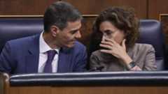 La Audiencia Nacional ha iniciado la investigación sobre las finanzas del Partido Socialista, un procedimiento que se abre después de que el Tribunal Supremo apreciara indicios de posibles irregularidades. El juez Ismael Moreno, titular del Juzgado Central de Instrucción número 2, ha ordenado al PSOE entregar en un plazo de diez días la relación completa de pagos en metálico realizados entre 2017 y 2024, así como la documentación que respalde cada uno de ellos. Esta diligencia, ahora formalizada en una providencia, había sido solicitada anteriormente por la Fiscalía Anticorrupción, que el pasado 24 de noviembre reclamó acceder a esta información para esclarecer si existieron prácticas delictivas.El Supremo ya había apuntado que los hechos investigados podrían constituir delitos como blanqueo de capitales, administración desleal o incluso un posible desfalco del partido, según sostiene la Fiscalía. Tras remitir los indicios a la Audiencia, se tomó declaración como testigos al exgerente socialista Mariano Moreno y a la trabajadora de Ferraz Celia Rodríguez, cuyas versiones no disiparon las dudas existentes. Persisten incógnitas relevantes sobre quién gestionaba los pagos en efectivo, el origen del dinero guardado en la sede y el procedimiento empleado para compensar facturas o gastos.Además, Anticorrupción ha solicitado que la UCO analice mensajes y evidencias digitales vinculadas a estos pagos.