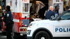 Un violento tiroteo sacudió el centro de Washington este miércoles, dejando a dos miembros de la Guardia Nacional heridos en las inmediaciones de la Casa Blanca. El incidente, que obligó a la residencia presidencial a declarar su confinamiento, ha generado una fuerte reacción desde la cúpula del gobierno estadounidense, especialmente del presidente Donald Trump.Según informó la secretaria de Seguridad Nacional de Estados Unidos, Kristi Noem, el ataque tuvo lugar cerca de la residencia presidencial. La policía de Washington confirmó que un sospechoso fue detenido y la zona quedó acordonada. La alcaldesa Muriel Bowser se encontraba en la ciudad en el momento del incidente.Los disparos se produjeron específicamente en la esquina entre la calle 17 y la calle I, en el noroeste de Washington, "a pocos pasos de la residencia presidencial". Un testigo presencial relató a una cadena local que se oyeron "dos disparos y la gente comenzó a correr". Los servicios de emergencia acudieron rápidamente al lugar, y al menos un helicóptero tuvo que aterrizar en el National Mall.El presidente Donald Trump, quien se encuentra en su mansión Mar-a-Lago de Florida con motivo del puente de Acción de Gracias, se pronunció con firmeza en su red Truth Social. El mandatario prometió que la persona que disparó contra los dos agentes "pagará un precio muy alto" por su acción.Trump confirmó la gravedad de la situación de las víctimas y la del atacante en un comunicado contundente: "El animal que disparó a los dos guardias nacionales, ambos gravemente heridos y ahora en hospitales separados, también está gravemente herido, pero, a pesar de todo, pagará un precio muy alto".A esta declaración, el presidente añadió un mensaje de apoyo a las fuerzas del orden y militares: "Que Dios bendiga a nuestra Gran Guardia Nacional y a todas nuestras Fuerzas Armadas y del Orden. Son personas verdaderamente extraordinarias".De momento, se desconoce el estado de salud detallado de los dos guardias heridos. La secretaria Noem se unió al llamado a la solidaridad, declarando en la red social X: "Por favor, únanse a mí para orar por los dos guardias nacionales que fueron tiroteados hace unos momentos en Washington DC".Cabe recordar que la Guardia Nacional fue desplegada en Washington el pasado mes de agosto por orden de Trump, con el objetivo de combatir la criminalidad en la ciudad. Aunque la alcaldesa Bowser se opuso inicialmente al despliegue, finalmente las autoridades locales decidieron cooperar con las fuerzas federales.