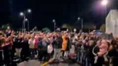 Los vecinos de El Palmar de Troya, en Sevilla, han protagonizado una emotiva escena al despedir con un sonoro aplauso a los efectivos de la Unidad Militar de Emergencias (UME) desplegados en el municipio. Este gesto ha sido la forma espontánea de los residentes para mostrar su profundo agradecimiento por el intenso trabajo y la ayuda vital prestada durante los días de temporal que han azotado con fuerza a la región andaluza.