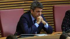 El avance de la investigación judicial sobre la gestión de la catástrofe que el pasado 29 de octubre segó la vida de 230 personas en Valencia ha arrojado luz sobre la controvertida agenda de Carlos Mazón. Este lunes, los tres escoltas que acompañaron al entonces presidente de la Generalitat han comparecido como testigos ante la jueza de Catarroja, Nuria Ruiz Tobarra, aportando detalles cruciales sobre los movimientos del exjefe del Consell durante las horas críticas de la emergencia.Según los testimonios recogidos en sede judicial, la jornada del 29 de octubre transcurrió, en sus primeras horas, con una aparente normalidad ajena a la gravedad meteorológica que se avecinaba. Uno de los agentes ha ratificado que durante la mañana no oyó "nada de la emergencia" o "nada sobre la emergencia" mientras cumplían con actos oficiales en la avenida de Cataluña y el Palau de la Generalitat.La revelación más significativa de los escoltas se centra en el polémico almuerzo de Mazón con la periodista Maribel Vilaplana en el restaurante El Ventorro. Los agentes han asegurado a la magistrada que la cita estaba señalada en la "agenda privada" del ex &lsquo;president&rsquo; "desde el día anterior". A pesar de los avisos que ya circulaban, los testigos han subrayado que "en ningún momento se comentó nada de suspender esa comida por la situación". Al terminar la actividad matutina, el grupo se dirigió a pie "hacia la comida de Mazón" en el céntrico local de la calle Bonaire.Uno de los momentos de mayor incertidumbre ocurrió justo antes de llegar al restaurante. Según el relato de un escolta, "el presidente nos despide y dice que nos vayamos". Aunque el agente ha reconocido ante la jueza que "era raro que prescindiera de nuestros servicios antes de llegar a pie al restaurante, pero no era la primera vez". En ese impás, el equipo de seguridad regresó al Palau, ya que el presidente "no nos manda a casa, no da por terminada la jornada porque nos manda al Palau".El vacío de información sobre el paradero de Mazón se prolongó durante horas hasta su regreso a la sede de la Generalitat. El primer escolta en declarar ha detallado que Mazón llegó al Palau sobre las 19:50 horas. En un breve encuentro, el exjefe del Consell les trasladó: "Ahora bajo y nos vamos". Apenas diez minutos después, la comitiva partió hacia L&rsquo;Eliana, recogiendo en el camino a la jefa de prensa, para llegar finalmente al Centro de Coordinación de Emergencias sobre las 20:30 horas.La jueza busca ahora determinar si los escoltas, que se coordinaban mediante un grupo de WhatsApp llamado "dinámica", escucharon alguna conversación relevante entre Mazón y la exconsellera Salomé Pradas, actualmente investigada junto a Emilio Argüeso por su gestión del desastre.