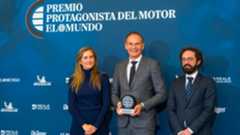 "El premio que hoy recibo representa una distinción de enorme relevancia dentro de nuestra industria, un reconocimiento que a lo largo de los años ha sido concedido a numerosos líderes de referencia. Es para mí un auténtico honor recibirlo, especialmente en un momento tan complejo como el actual, en el que ejercer el liderazgo no consiste en ofrecer respuestas simples, sino en proporcionar orientación, claridad y confianza". Con estas palabras inició su discurso Oliver Blume, consejero delegado mundial del Grupo Volkswagen, tras recibir en Madrid el Premio Protagonista del Motor de EL MUNDO 2025.El directivo alemán se incorpora así a una prestigiosa lista de galardonados desde la creación del premio en 2006, integrada por algunas de las figuras más influyentes del sector de la automoción a nivel internacional. Entre ellos destacan nombres como Sergio Marchionne, Alan Mulally, Mary Barra, Carlos Tavares, Dieter Zetsche o Luca de Meo, así como los ejecutivos españoles Josep María Recasens y José Muñoz, entre otros.La ceremonia de entrega se celebró en el Hotel Palace de Madrid y contó con una destacada representación institucional. En nombre del Gobierno asistió Sara Aagesen, vicepresidenta tercera y ministra para la Transición Ecológica y el Reto Demográfico, quien fue la encargada de entregar el galardón a Oliver Blume, acompañada por Joaquín Manso, director de EL MUNDO. El acto puso de relieve la importancia del liderazgo empresarial en un contexto de profunda transformación del sector.