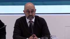 El presidente de Adif, Luis Pedro Marco de la Peña, ofreció el pasado viernes 23 de enero una rueda de prensa junto al ministro de Transportes y Movilidad Sostenible, Óscar Puente, en la que detalló los avances de la investigación sobre el siniestro del tren Iryo en la línea Madrid&ndash;Sevilla. Durante su intervención, explicó que el punto exacto donde se produjo la rotura de la vía coincide con una soldadura que unía un carril preexistente con otro de nueva instalación.Personas que han acudido al lugar del accidente a lo largo de la semana han podido comprobar que la fractura se localiza en el tramo donde confluyen materiales de distinta antigüedad, resultado de las obras de renovación que se están ejecutando en la infraestructura. Este punto se encuentra a unos 80 metros del cambio de agujas, considerado el elemento más crítico del trazado por el mayor desgaste que sufre debido al paso de los trenes.Marco de la Peña señaló que la renovación de la línea se está realizando de forma completa en algunos subsistemas, mientras que el aparataje de vía se sustituye de manera progresiva. En este caso, la soldadura afectada unía un carril anterior &mdash;cuya fecha exacta de instalación no pudo concretar&mdash; con el nuevo carril colocado durante la renovación del desvío, iniciada el pasado mes de mayo.