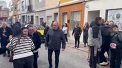 Momentos de gran tensión se han vivido este martes en Sueca (Valencia) durante el traslado a los juzgados del detenido por el asesinato de un menor de 13 años, ocurrido el pasado sábado. El arrestado, padre de un amigo de la víctima, se entregó voluntariamente a la Guardia Civil y confesó la autoría del crimen.A su llegada, alrededor de las 11:00 horas, varios familiares y vecinos del menor han increpado e insultado al acusado, que accedía al Juzgado de Instrucción número 4 de Sueca en un furgón de la Guardia Civil. Entre gritos de "meterlo en la cárcel", "desgraciado" e "hijo de puta", algunos allegados del niño, visiblemente afectados y entre lágrimas, expresaron su indignación por lo ocurrido.Ante la concentración de personas, la Guardia Civil y la Policía Local desplegaron un amplio dispositivo de seguridad, acordonando el acceso al juzgado con vallas y agentes a pie para evitar incidentes.Frente a la sede judicial, familiares y amigos colocaron una gran pancarta en memoria del menor, con una imagen suya de espaldas vistiendo la equipación del club de fútbol Promeses, donde jugaba como defensa y centrocampista, acompañada de un lazo negro como símbolo de luto.El caso continúa bajo investigación judicial.