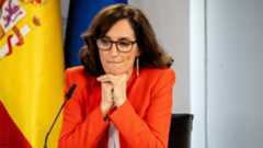 La ministra de Sanidad, Mónica García, ha presentado hoy ante el Consejo de Ministros el Anteproyecto de Ley de Gestión Pública e Integridad del Sistema Nacional de Salud (SNS), una norma que busca consolidar la gestión directa como la modalidad preferente en la prestación de servicios sanitarios. Con este paso, el Ejecutivo pretende "dar portazo" al lucro de las empresas privadas en la sanidad y derogar la Ley 15/1997, que permitía nuevas formas de gestión indirecta.