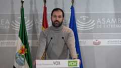 El portavoz adjunto del Grupo Parlamentario Vox en la Asamblea de Extremadura, Álvaro Sánchez-Ocaña Vara, ha reiterado públicamente que su formación mantiene una actitud abierta y dialogante ante la posibilidad de alcanzar un acuerdo de gobernabilidad con el Partido Popular en la comunidad autónoma. Según explicó, Vox continúa con la "mano tendida" para negociar un pacto que permita dotar de estabilidad institucional a la región y responder a las demandas de los ciudadanos extremeños. No obstante, el dirigente subrayó que cualquier entendimiento político deberá implicar cambios profundos y un giro claro en las políticas que se han venido aplicando hasta ahora, especialmente en materias que consideran prioritarias para su electorado. Además, insistió en la necesidad de establecer compromisos firmes y garantías concretas que aseguren que las medidas acordadas se llevarán realmente a cabo durante la legislatura. Sánchez-Ocaña Vara defendió que su partido no busca acuerdos simbólicos ni declaraciones de intenciones vacías, sino un programa de gobierno que refleje sus principios y propuestas. En este sentido, reiteró que Vox se muestra dispuesto a negociar, pero siempre sobre la base de condiciones claras, verificables y orientadas a impulsar un cambio político significativo en Extremadura. Todo ello, afirmó, pensando siempre en interés general.