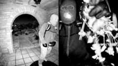 Las autoridades que investigan la desaparición de Nancy Guthrie, madre de la presentadora de Today Savannah Guthrie, han difundido nuevas imágenes de vigilancia que podrían ser decisivas en el caso. En el video, publicado por el FBI, se observa a una persona enmascarada merodeando el porche de la vivienda en Arizona la noche en que la mujer de 84 años desapareció. El individuo llevaba mochila y lo que parecía ser una funda para arma en la cintura, además de manipular la cámara de seguridad antes de cubrirla.La sangre hallada en el porche coincidió con el ADN de Nancy Guthrie, quien necesita medicación diaria por problemas cardíacos y presión arterial alta. La cámara del timbre fue desconectada en la madrugada del domingo, lo que dificultó la recuperación de pruebas.En las últimas horas, la investigación ha dado un giro tras la detención de un sospechoso que está siendo interrogado en relación con la desaparición. Las autoridades no han revelado su identidad ni si enfrenta cargos formales.Mientras tanto, la familia continúa pidiendo ayuda pública para encontrarla, insistiendo en que creen que sigue con vida. El FBI mantiene activa la búsqueda y solicita cualquier información que pueda ayudar a esclarecer el caso.