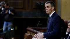 El presidente del Gobierno, Pedro Sánchez, ha comparecido en el Congreso para informar sobre las causas y consecuencias del accidente ferroviario de Adamuz y sobre la situación actual del sistema ferroviario español. Durante su intervención, Sánchez ha asegurado que el Estado hará "cuanto esté en su mano" para esclarecer lo ocurrido, "hacer justicia" y adoptar las medidas necesarias para que una tragedia similar no vuelva a repetirse.El jefe del Ejecutivo ha detallado cronológicamente los hechos y ha recordado que "en cuestión de minutos" se activó un amplio dispositivo de emergencia. Cinco días después del siniestro, se publicó un primer informe preliminar, aún no concluyente. Sánchez ha pedido evitar especulaciones y ha criticado los intentos de "crispar" utilizando la tragedia.En relación con la polémica sobre la reforma de las vías, ha aclarado que "reformar completamente" significa sustituir componentes que han agotado su vida útil para garantizar la seguridad. Según ha explicado, tras la renovación solo se detectaron cuatro incidencias, ninguna relacionada con el estado de la vía.Sánchez ha rechazado que el sistema ferroviario sea "decadente o inseguro" y ha defendido que es "uno de los mejores del mundo", con precios competitivos. Además, ha subrayado que la inversión en infraestructuras ha aumentado un 75% y que el mantenimiento por kilómetro ha crecido más de un 50%.