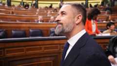 El líder de Vox, Santiago Abascal, ha protagonizado una tensa sesión en el Congreso de los Diputados al calificar como un "crimen" y no como un simple accidente el siniestro ferroviario ocurrido en Adamuz (Córdoba). Durante la comparecencia del presidente del Gobierno, Pedro Sánchez, para informar sobre las tragedias de Adamuz y Gélida (Barcelona) &mdash;que dejaron un saldo de 47 fallecidos y 126 heridos&mdash;, Abascal ha exigido la dimisión inmediata del jefe del Ejecutivo, afirmando que "el Gobierno es una calamidad y provoca calamidades".