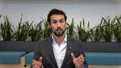 Si vives en un piso de alquiler y tu calefacción no funciona: ¿Quién debe pagar el arreglo, tú o tu casero? Esta duda es mucho más común de lo que parece.En un alquiler, el sistema de calefacción con el que cuente la vivienda se puede llegar a considerar un elemento esencial para que la vivienda sea habitable. Y eso es importante a nivel legal.Si la calefacción deja de funcionar por una avería, desgaste o fallo técnico&mldr;Debe hacerse cargo el propietario.Solo cuando el problema es por un mal uso o un pequeño mantenimiento, ahí sí puede corresponder al inquilino.Que la calefacción no funcione no es solo una molestia. Puede ser un incumplimiento del contrato de alquiler.