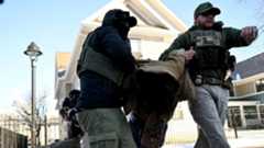 La polémica ofensiva federal contra la inmigración en el estado de Minnesota, que se saldó con miles de detenciones y la muerte de dos personas, llegará a su fin de manera oficial. Tom Homan, el encargado de la política fronteriza de la administración Trump, confirmó este jueves que el presidente ha aceptado concluir la operación y que la reducción de efectivos ya ha comenzado.