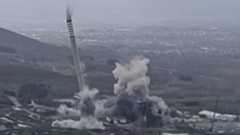 Más de mil kilos de explosivos han sido necesarios para derribar la nave de tolvas y las dos chimeneas de la antigua central térmica de Compostilla II, símbolo del pasado industrial y minero de la comarca leonesa de El Bierzo.Endesa ha ejecutado este mediodía esta actuación dentro del proceso de desmantelamiento de la central y que, según la compañía, ya supera el 90 por ciento de su ejecución.Los trabajos han corrido a cargo de las empresas especializadas Recifemetal y 4D.Según la compañía, aproximadamente el 95% de los materiales resultantes serán revalorizados, en línea con los principios de economía circular que rigen el proyecto, con el objetivo de alcanzar el residuo cero.La central de Compostilla II, inaugurada en 1972 y ampliada hasta 1985, cesó su actividad en junio de 2020 tras perder competitividad por el incremento del precio de los derechos de emisión de CO? y el endurecimiento de la normativa medioambiental europea.