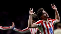 El entrenador del Atlético de Madrid, Diego Simeone, valoró de forma muy positiva la contundente victoria por 4-0 frente al FC Barcelona en la Copa del Rey. Tras el encuentro disputado en el Estadio Metropolitano, el técnico argentino destacó la importancia del apoyo de la afición rojiblanca y aseguró que "estos son los partidos que la gente necesita".Simeone subrayó la "ola de energía" que se vivió en el estadio y cómo esa conexión entre equipo y grada fue determinante para lograr una actuación sobresaliente. "La vida es energía, y hoy esa energía estaba de nuestra gente hacia nosotros", explicó el entrenador, convencido de que el ambiente fue clave en el rendimiento del equipo.En el análisis táctico, el técnico elogió la interpretación del partido por parte de sus atacantes, especialmente Giuliano, Julián, Griezmann y Lookman, quienes supieron aprovechar los espacios generados por el rival. Simeone reconoció que no es "un brujo", pero confesó que sentía que el equipo podía firmar una noche histórica como la vivida ante el Barcelona.