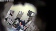 Un hombre ha sido detenido en Pilas (Sevilla) tras instalar presuntamente una cámara oculta en el interior de una vivienda con el objetivo de grabar a dos mujeres mientras se cambiaban de ropa. La actuación fue llevada a cabo por la Guardia Civil, después de que una de las víctimas descubriera el dispositivo de grabación oculto en el domicilio y presentara la correspondiente denuncia ante las autoridades.Según las primeras investigaciones, el arrestado era una persona allegada a los residentes de la casa y tenía acceso habitual al inmueble. Además, se encargaba del cuidado de uno de los moradores, circunstancia que le habría facilitado la instalación de la cámara sin levantar sospechas. Los hechos podrían constituir un presunto delito contra la intimidad y la propia imagen, tipificado en el Código Penal.La rápida intervención policial permitió retirar el dispositivo y proceder a la detención del sospechoso, que ya se encuentra a disposición judicial. El caso ha generado preocupación en la localidad sevillana, recordando la importancia de denunciar cualquier vulneración de la privacidad y reforzar las medidas de seguridad en el ámbito doméstico.