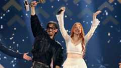 Los ganadores del Benidorm Fest, Tony Grox & LUCYCALYS, continúan asimilando su victoria apenas 24 horas después de proclamarse vencedores del certamen musical organizado por RTVE. "No hemos tenido tiempo para digerirlo", reconocen los artistas, todavía sorprendidos por el resultado final.Su triunfo se produce en una edición marcada por la bajada de audiencia y la caída histórica del televoto. Según los datos facilitados por RTVE, la gran final registró 46.063 votos del público &mdash;a través de llamadas, SMS y la app RTVE Play&mdash; frente a los 240.516 contabilizados en 2025. Esto supone 194.453 votos menos que el año anterior, cuando se impulsó la modalidad gratuita de votación en la aplicación.Además, la final fue la menos vista en la historia del Benidorm Fest, tanto en su gala decisiva como en el cómputo global junto a las semifinales. Los datos reflejan una notable pérdida de interés tras la desvinculación directa con Eurovisión, factor que en ediciones anteriores impulsó la participación masiva del público.Pese al contexto, Tony Grox & LUCYCALYS celebran el respaldo del jurado profesional y demoscópico y ya se centran en su próximo reto musical.