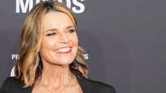 La angustia se apodera de la opinión pública estadounidense tras cumplirse dos semanas de la desaparición de Nancy Guthrie, de 84 años. Su hija, la reconocida periodista y presentadora del programa Today de la NBC, Savannah Guthrie, ha roto su silencio en un emotivo vídeo publicado en redes sociales donde apela directamente a la humanidad de los captores en un intento desesperado por recuperar a su madre con vida.A través de su cuenta de Instagram, la periodista lanzó un mensaje cargado de esperanza y firmeza, dirigiéndose específicamente a "quien quiera que la tenga o sepa dónde está". Con la voz quebrada pero serena, Guthrie quiso enfatizar que la familia no ha perdido la fe a pesar del tiempo transcurrido desde aquel fatídico 31 de enero en Tucson."Han pasado dos semanas desde que se llevaron a nuestra mamá, y solo quiero venir aquí a decir que aún tenemos esperanza y aún creemos", manifestó la comunicadora. En su alocución, envió un mensaje directo al responsable del crimen: "Usted no está perdido o solo. Nunca es demasiado tarde para hacer lo correcto. Estamos aquí. Creemos. Creemos en la bondad esencial de todo ser humano. Nunca es demasiado tarde". En el pie de foto de la publicación, la presentadora resumió su ruego con tres palabras: "tráiganla a casa".Mientras la familia aguarda noticias, el FBI y las autoridades locales han intensificado la búsqueda, logrando avances significativos en el ámbito forense. El hallazgo más relevante hasta la fecha es un guante localizado a unas dos millas de la residencia de la víctima, el cual contiene restos de ADN. Según las investigaciones, este accesorio parece coincidir con los que portaba el individuo captado por las cámaras de seguridad la noche del suceso.La agencia federal ha calificado formalmente al individuo como el "sospechoso del secuestro", describiéndolo como un varón de entre 1,75 y 1,78 metros de estatura y complexión media. Las imágenes, recuperadas "de datos residuales ubicados en sistemas internos" de una cámara de vigilancia, muestran a un hombre enmascarado con una malla y portando lo que parecen ser guantes de boxeo. Además, el pasado viernes se confirmó el hallazgo en la propiedad de perfiles de ADN que no pertenecen ni a Nancy ni a su círculo cercano.El caso, que entra ya en su tercera semana, presenta tintes de extrema gravedad. Nancy Guthrie fue vista por última vez el 31 de enero, y la alerta saltó al día siguiente. Los investigadores confirmaron un hallazgo perturbador al inicio de las pesquisas: se encontró sangre de la mujer en el porche delantero de su casa.A pesar de que se han enviado supuestas notas de rescate a diversos medios de comunicación, la incertidumbre aumenta debido a que ya han expirado dos fechas límite fijadas para el pago del dinero sin que se hayan producido nuevos contactos. La policía continúa analizando los 16 guantes hallados en las inmediaciones, aunque la mayoría pertenecían a voluntarios. Por ahora, la prioridad absoluta de las fuerzas del orden es localizar el paradero de Nancy mientras Savannah Guthrie insiste en que, para el secuestrador, "nunca es demasiado tarde" para enmendar sus actos.