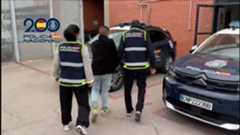 La Policía Nacional ha asestado un nuevo golpe a la expansión de las bandas internacionales en nuestro país. Según han confirmado las autoridades, se ha detenido en una localidad de la Región de Murcia a un individuo por su presunta implicación en un delito de proposición para cometer un asesinato. El arrestado, según detallan las fuentes, había contactado con un "programa" de la Mara Salvatrucha (MS-13) asentado en España para solicitar la ejecución de una tercera persona.La investigación ha revelado que el precio pactado por este servicio de sicariato se estableció en una contraprestación económica de 3.000 euros. La operación ha sido posible gracias al análisis de la documentación y los dispositivos electrónicos intervenidos en la denominada operación Astas, una macrooperación que en marzo de 2025 ya se saldó con la detención de 27 pandilleros en puntos estratégicos como Madrid, Barcelona, Tarragona y Alicante.Los expertos de la Comisaría General de Información acreditaron que la MS-13 estaba intentando "diversificar sus actividades en España", ofreciendo sus servicios criminales a terceros. En este caso concreto, los agentes detectaron que los pandilleros ya habían logrado identificar a la víctima y contaban con un "plan concreto de ejecución".Ante la existencia de una "amenaza real e inminente contra la vida de la víctima", la Policía Nacional se vio obligada a adelantar las detenciones para neutralizar el peligro de forma inmediata y garantizar la integridad física del objetivo. En el registro de los domicilios se intervino abundante "simbología propia de la organización criminal" y mensajes donde se detallaba paso a paso el plan delictivo.Este éxito policial es fruto de una estrecha cooperación internacional, contando con la colaboración del FBI estadounidense y la Policía Nacional Civil de El Salvador. Tras ser puesto a disposición judicial, se ha decretado el "ingreso en prisión" del principal sospechoso, mientras que una segunda persona detenida ha sido puesta en libertad tras prestar declaración.