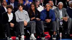 El fenómeno de la vida más allá de nuestro planeta ha vuelto a situarse en la primera línea de la actualidad internacional tras las sorprendentes declaraciones de Barack Obama. Durante una distendida entrevista en el pódcast del periodista Brian Tyler Cohen, el que fuera el 44.º presidente de los Estados Unidos ha abordado uno de los temas que más teorías de la conspiración ha generado en la historia moderna de su país: la existencia de seres de otros mundos y el papel de las bases militares secretas.Durante una ronda rápida de preguntas, el exmandatario demócrata no dudó en asentir cuando se le consultó sobre la veracidad de la vida alienígena. Su respuesta fue directa y dejó poco margen a la interpretación: "Son reales, pero yo no los he visto". Esta declaración cobra una relevancia especial al venir de alguien que tuvo acceso a los niveles más altos de información clasificada durante ocho años.De hecho, Obama admitió que su interés por el tema fue inmediato al asumir el cargo en el año 2009. Con una sonrisa, el expresidente recordó que la primera cuestión que quiso resolver al iniciar su presidencia fue: "¿Dónde están los extraterrestres?".Uno de los puntos más polémicos de la entrevista fue la mención a la enigmática base militar de Nevada. Obama fue tajante al desmentir que existan especímenes "escondidos" en dichas instalaciones. Al ser cuestionado sobre los rumores de búnkeres secretos, añadió: "Y no están siendo escondidos en... ¿Cómo se llama? Área 51. No hay unas instalaciones bajo tierra, a menos que haya una enorme conspiración y se la oculten al presidente de EE.UU.".Es importante recordar que la CIA no desclasificó documentos confirmando la existencia física del Área 51 hasta el año 2013. Esta base fue creada originalmente por orden de Dwight Eisenhower en la década de 1950 para probar el avión espía U-2, capaz de realizar misiones a gran altura. Sin embargo, el secretismo que la rodeó durante décadas fue el caldo de cultivo perfecto para teorías que aseguran que allí se custodia tecnología de origen extraterrestre e información sobre ovnis.Para evitar interpretaciones erróneas, Obama utilizó sus redes sociales para matizar sus palabras. Aclaró en Instagram que, durante su estancia en la Casa Blanca, no vio "pruebas" de que los "extraterrestres hayan hecho contacto con nosotros". Su postura actual se inclina más hacia la lógica científica y la inmensidad del cosmos, afirmando que es una suposición lógica "porque el universo es tan basto que es probable que haya vida ahí fuera".