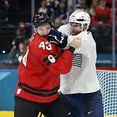 Tom Wilson y Pierre Crinon, durante la pelea