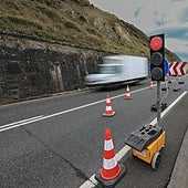 Un camión pasa por una zona en obras.