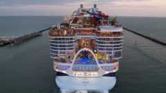 El crucero más grande del mundo, del tamaño de casi cuatro manzanas, inició el sábado su viaje inaugural desde el puerto de Miami.El Icon of the Seas de Royal Caribbean mide casi 365 metros de proa a popa.El barco, que zarpa del sur de Florida para su primer viaje de siete días por las islas tropicales, fue bautizado oficialmente el martes con la ayuda de la leyenda del fútbol Lionel Messi y sus compañeros del Inter de Miami.