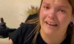 Dentro del avión indicaron a la chica que las medidas de la silla no eran las correctas y le ofrecieron dos opciones: o no volar, o hacerlo estropeando el joystick de la misma.