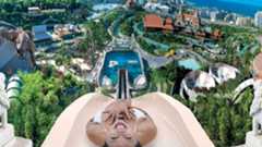 Lleva 10 años seguidos luciendo el galardón del mejor parque acuático del mundo. ¡10 años! Y el premiado no es otro que el Siam Park de la Costa Adeje, situado al sur de Tenerife. Inaugurado en 2008, el complejo español acaba de volver a ser elegido vencedor en la última edición de los premios Traveler's Choice Awards del TripAdvisor, el mayor portal de viajes del mundo, que pasan revista al sector turístico internacional.Entre los motivos esgrimidos para escoger a Siam Park figura su recreación del antiguo reino tailandés del que toma su nombre, con todo tipo de experiencias acuáticas para vivir en los más de 85.000 metros cuadrados que ocupa. Hay de todo allí dentro: toboganes de vértigo, piscinas de todas las dimensiones y formas (incluidas las de las olas artificiales más tremendas del globo), donuts descomunales por lo que deslizarse, bosques exóticos, ríos zigzagueantes...