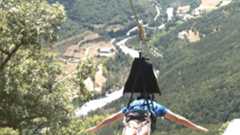 En Fiscal, un pueblo de Huesca, los amantes de la adrenalina pueden disfrutar de la tirolina más rápida del mundo, suspendida a 400 metros, en un entorno privilegiado como es el Pirineo aragonés. Rozar el cielo y sentir la adrenalina recorriendo tu cuerpo son algunas de las sensaciones que se viven en la tirolina Ordesa Pirineo que alcanza los 180 km/h. Su descenso breve pero intenso, ofrece unas vistas espectaculares del Parque de Ordesa y Monte Perdido, aptas sólo para los más intrépidos.