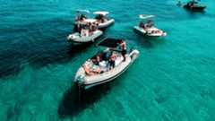 Les fascinaba navegar, pero cada vez que intentaban alquilar un barco un fin de semana se encontraban con "poca digitalización, limitada oferta y muchos interrogantes sin resolver". Además de precios desorbitados para un par de jóvenes franceses que empezaban a dar sus primeros pasos en el mundo laboral. Así lo cuenta desde París Jeremy Bismuth, uno de los dos padres (Edouard Gorioux es el nombre del otro) de la plataforma Click&Boat, que pone en contacto a propietarios de embarcaciones y posibles arrendatarios a un coste "hasta un 40% inferior al de las agencias tradicionales".Con la idea de "democratizar el universo náutico y que toda la gente pudiera disfrutar de unas vacaciones en barco" (desde profanos acuáticos a auténticos lobos de mar) lanzaron el proyecto hace justo 10 años, por lo que están de aniversario. Pronto vieron los frutos. El negocio subió un 1.000% en los meses iniciales. Hoy, facturan 200 millones al año y prevén llegar a 500 en 2027.