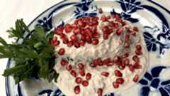 Verde, blanco y rojo, este 'platillo' mexicano es mucho más de lo que parece. Con los colores de la bandera mexicana (verde por la independencia, blanco por la fe y rojo por la sangre derramada) el chile en nogada se convierte en un elaborado plato para celebrar la independencia del país.