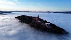 De Francia nos llega una bella imagen. Un mar de nubes rodea el espectacular castillo de Haut Koennisburg, en la región de Alsacia. A vista de pájaro, la fortaleza, que data del siglo XII, parece emerger de la niebla casi como en un cuento infantil. Desde arriba se muestra en todo su esplendor pero, los turistas que acuden estos días a visitarlo, apenas lo aprecian en tierra firme.