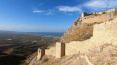 Los alrededores de Atenas, cuna de la civilización occidental, están plagados de tesoros ocultos. Y no, no es necesario alejarse y visitar alguna de sus célebres islas para disfrutar de estos espectáculos visuales. Sólo una ruta en coche desde la capital es suficiente para acceder a zonas que combinan la belleza de la montaña y la serenidad del mar.La primera parada en este recorrido es el Acrocorinto. Una fortaleza en lo alto de una elevación rocosa y ubicada a una hora de Atenas aproximadamente. Está situado junto a la antigua ciudad de Corinto y se usó como acrópolis (parte más alta de la ciudad) en la antigüedad y la Edad Media. Destinada a la defensa del lugar, su construcción tuvo lugar entre los siglos VII y VI a.C. en pleno periodo helénico. Sufrió innumerables ocupaciones a lo largo de su historia, desde los francos, pasando por los venecianos, hasta su recuperación por los propios griegos en 1822.