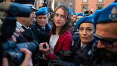 Olvide por un momento todo lo que crea saber sobre Amanda Knox. Resulta complicado no tener en la memoria alguna huella de un proceso judicial que acaparó titulares en todo el mundo: el asesinato de Meredith Kercher, la detención de Knox, la condena inicial, la posterior absolución y una investigación plagada de prejuicios.En aquel relato mediático, Knox fue presentada como "zorra", "adicta al sexo", "una bruja americana". Incluso se difundió que padecía VIH tras unos análisis de sangre erróneos. También se sostuvo que había convencido a dos hombres, Raffaele y Patrick, para asesinar a Meredith tras una orgía.