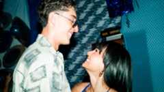 La cantante Aitana vive un gran momento tanto en lo profesional como en lo personal. Tras el éxito rotundo de su último álbum, Cuarto Azul, la artista no oculta su relación con el también cantante Plex y ha aprovechado su 26 cumpleaños para celebrarlo por todo lo alto.Aitana ha elegido las aguas turquesas de Ibiza como destino para desconectar y recargar energías, presumiendo de bronceado en un entorno paradisíaco. Como parte de la celebración, organizó una fiesta temática inspirada en los años 70, en la que no faltaron los guiños al color azul.