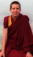 Hoy tiene 40 años, pero cuando cumplió la mayoría de edad renunció en Occidente a vivir en función de su &lsquo;reencarnación&rsquo; para dedicarse al cine y a escribir.Su infancia fue difícil, aislado del mundo y su familia en un monasterio en India. "Yo elegí la libertad porque ser una reencarnación significa ser un prisionero político y religioso", asegura.Aunque sigue apartado de la vida monástica dirige retiros espirituales con mucha meditación y clases de filosofía budista. Además ha creado una organización medioambiental para luchar contra la deforestación.