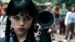 La serie "Miércoles", protagonizada por Jenna Ortega y producida por Tim Burton, estrenará este verano su segunda temporada, consolidándose como la producción más vista de Netflix, incluso por encima del fenómeno Stranger Things.Inspirada en el personaje clásico de la familia Addams, Miércoles Addams regresa para sembrar nuevamente el terror tanto en su vecindario como en la Academia Nunca Más, un internado sombrío donde convive con sirenas, hombres lobo y otras criaturas sobrenaturales."Miércoles encuentra placer en el horror, el dolor y en cosas oscuras", declara Ortega en una entrevista con EL MUNDO.