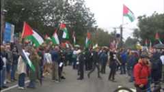 La decimosexta etapa de la Vuelta a España, que se disputa este martes entre Poio y Mos Castro de Herville, ha sido neutralizada a 8 km de meta a causa de las protestas por Gaza que se han producido por la participación del equipo Israel–Premier Tech en la ronda ciclista.Cientos de personas han secundado las protestas convocadas por el colectivo Galiza por Palestina para denunciar la invasión militar de Israel en el territorio ocupado de Gaza, al paso por Pontevedra de la caravana ciclista de la Vuelta, con el clamor de "No es una guerra, es un genocidio".