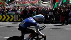 as llamadas al boicot, a «cortar las calles» y a «impedir que los ciclistas lleguen» a la meta se toparon con un dispositivo policial sin precedentes recientes en la Vuelta a España. Valladolid amaneció blindada, con un recorrido urbano reducido a 12,2 kilómetros, quince menos de lo previsto inicialmente, y con numerosas vallas y cortes de tráfico en calles adyacentes.El secretario de organización de Podemos, Pablo Fernández, denunció en redes sociales que la policía estaba impidiendo acercarse «a la zona de salida de la contrarreloj si lleva banderas o distintivos palestinos».