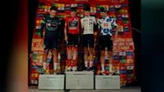 En el hotel de Madrid donde se alojaban y con unas neveras como podio, así ha sido la improvisada celebración de la Vuelta a España tras sus suspensión por las manifestaciones contra el equipo ciclista israelí.El danés Vinggegard, el portugués Joao Almeida y el británico Tom Pidcock, primer, segundo y tercer clasificado, tuvieron una ceremonia descafeinada por culpa de los incidentes.