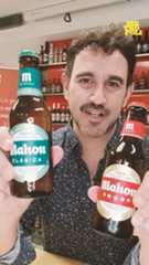 Vicente Álvarez de Haro, beer sommelier de @sabeer.cerveza, te explica las diferencias en la Clásica y la Cinco Estrellas. Más allá de la etiqueta, cada una tiene sus propios sabores y aromas y pueden definirte como consumidor de cerveza.Y tú, ¿de qué equipo eres: rojo o verde?@marketercervecero#cerveza #birra #mahou #mahouroja #cincoestrellas