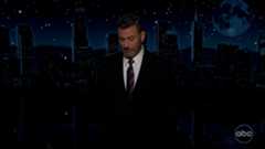 El regreso de Jimmy Kimmel a la televisión ha sido uno de los momentos más esperados. Con una ovación de pie por parte del público durante varios minutos, el humorista y presentador volvió a las cámaras este martes con un emotivo monólogo de casi 20 minutos que incluyó agradecimientos, humor, disculpas, homenajes y lágrimas.Kimmel dedicó un sentido tributo a la viuda del Charlie Kirk y no pudo evitar quebrarse en varios momentos. Su regreso se produce casi una semana después de que Disney, propietaria de la cadena ABC, anunciara su "suspensión indefinida" tras una intensa campaña de presión liderada por sectores conservadores y respaldada por el propio Gobierno.
